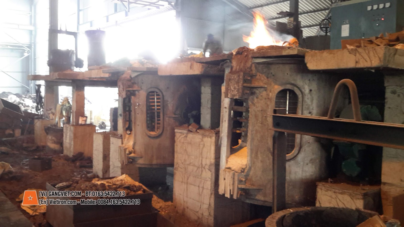 Molten iron pour at the VIET IRON foundry